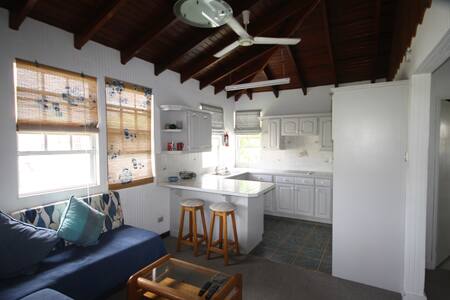 1 bed apt only 100 yds to lovely beach