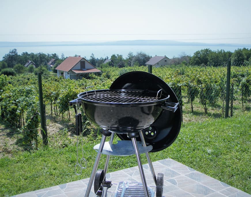 Shared experiences on a summer evening. In addition to cooking the grill, there is also a barbecue facility./ Gemeinsame Erlebnisse an einem Sommerabend. Neben dem Kochen des Grills gibt es auch einen Grillplatz./ Общий опыт в летний вечер. В дополнение к приготовлению гриля есть также барбекю./ Közös élmények egy nyári estén. A bográcsozás mellett grillezési lehetőség is várja a vendégeket.