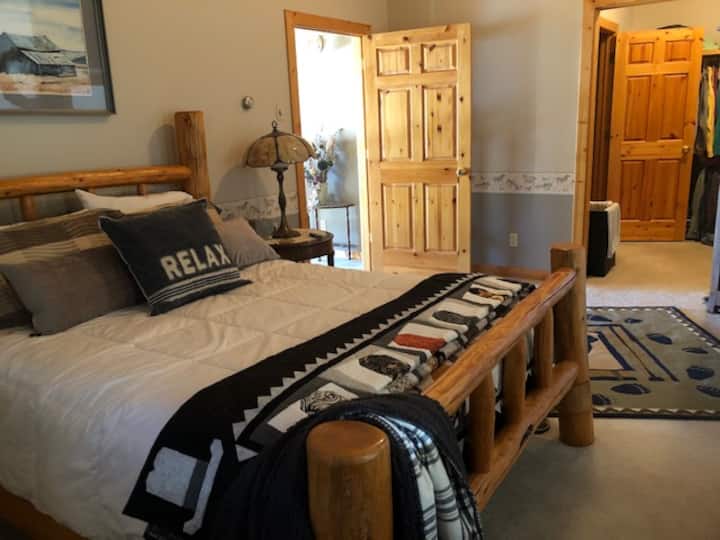 主卧，步入式衣柜，有充足的抽屉和置物架空间，左侧是阁楼区域。