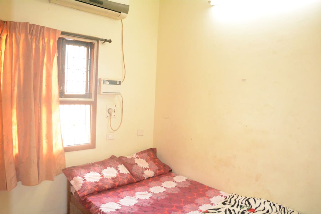The air conditioned bedroom,extra bed can be provided!!