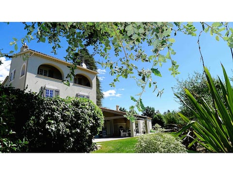 Villa with heated indoor pool near Nice