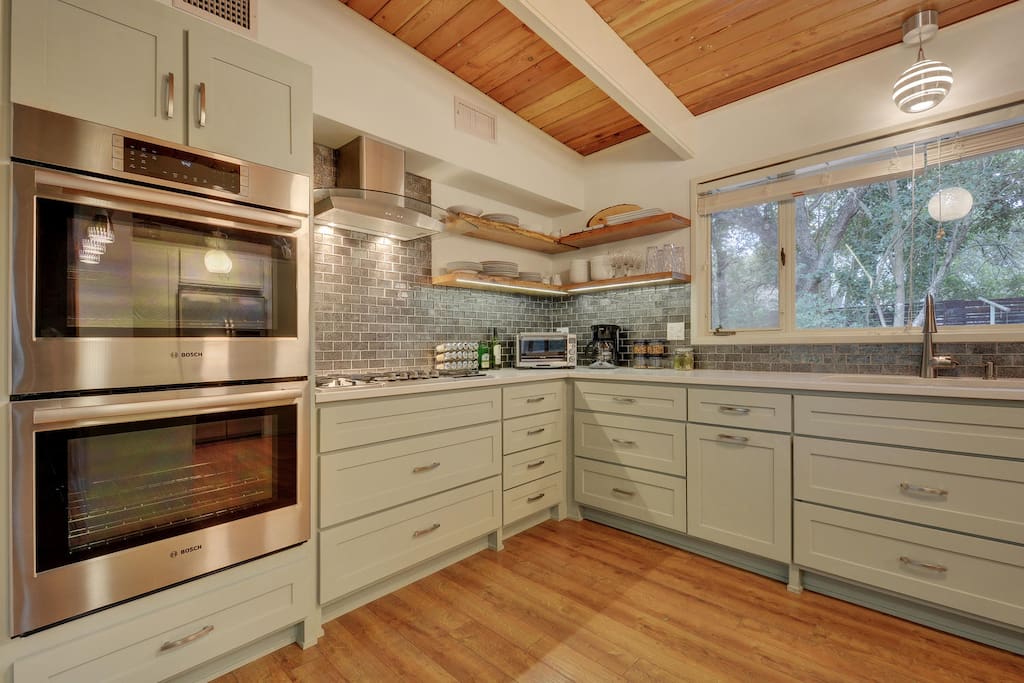 2015 Kitchen-Huge double oven and gas cooktop
