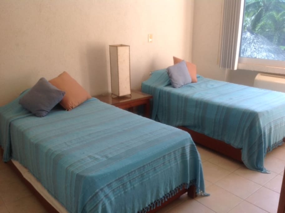 Cuarto azul: cada cama tiene una cama individual retráctil debajo.
