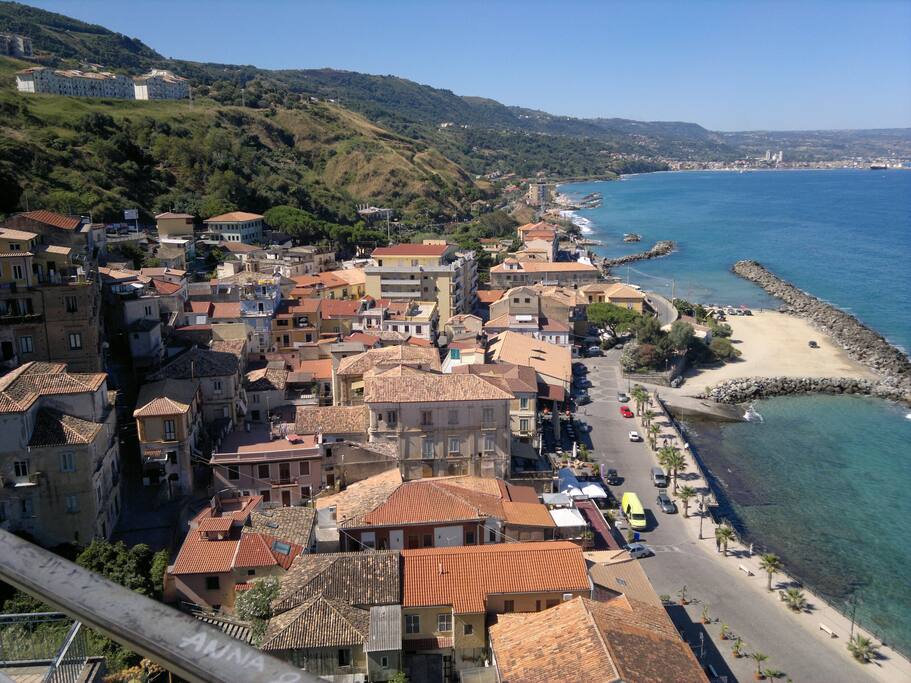 vista della casa dal Castello Murat (al centro della foto)