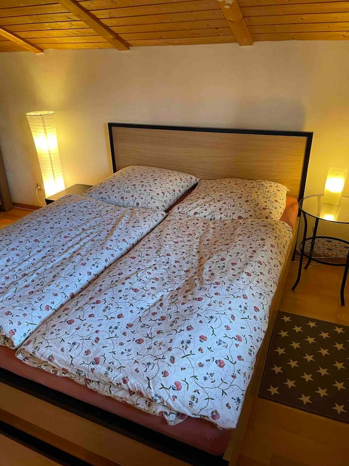 Spálňa s manželskou posteľou a jednolôžkom