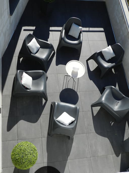 Terrasse du salon avec fauteuil relax extérieur idéal pour prendre l'apéro