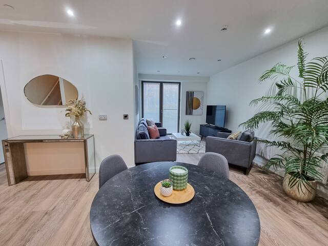 Free Parking Luxury Townhouse By City SuperHost gallery image 5