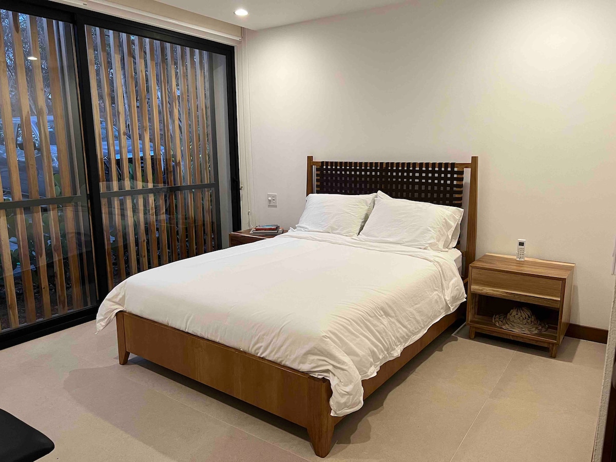 Სასტუმრო ოთახი მთავარ სართულზე