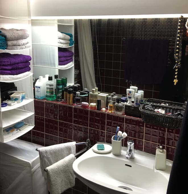 Badezimmer mit Dusche und Badewanne.