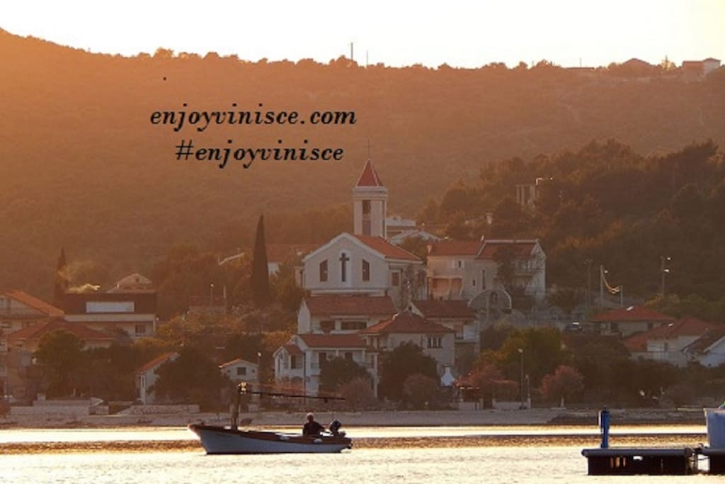 Vinišće is a little,quiet,beautiful place near Trogir(airport-12km).Look picture of Vinišće on internet,it will delight you!. Ideal for families and children with beautiful beaches, clear,crystal sea, availability of shops and restaurants with mediterranean food,our house offers a fireplace stove for fish and meat and leaving the Mediterranean atmosphere.