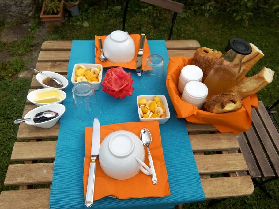 le petit déjeuner dans le jardin