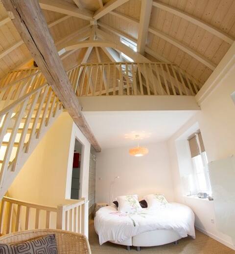 Loft at the winemaker's with round bed-la Maisonnette