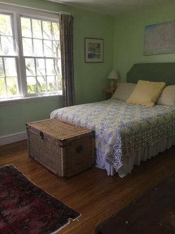 Easton’s Point walk to beach/ lg private deck/yard gallery image 4