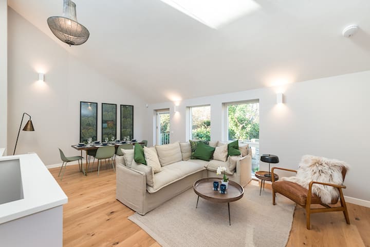 Detached Mews House – The Perfect Quiet Retreat!