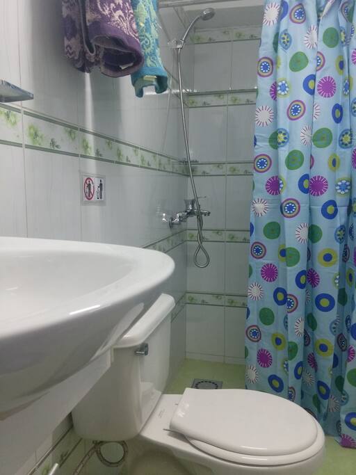 baño privado con servicio de agua fria y caliente