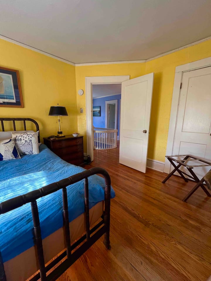 Segundo dormitorio en la planta superior, con cama doble.