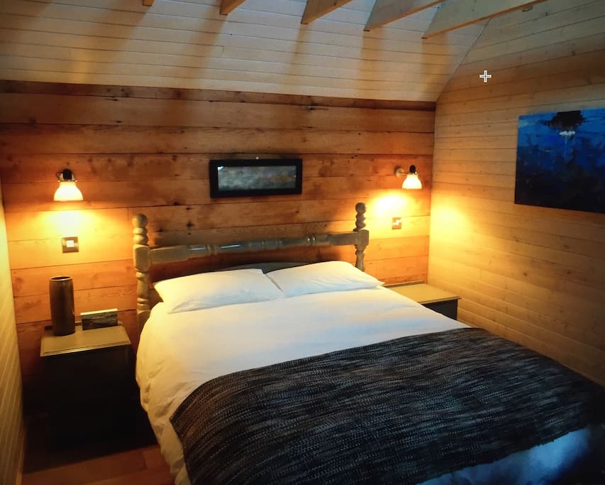 King size bed with sea view