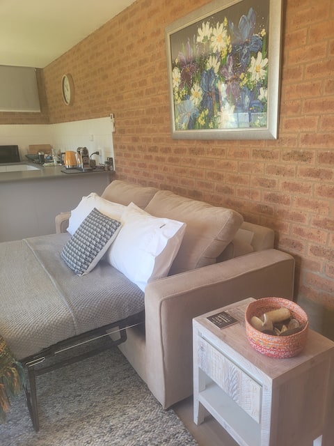 Top Airbnb: Cosy private self contained unit in Wagga Wagga City Council