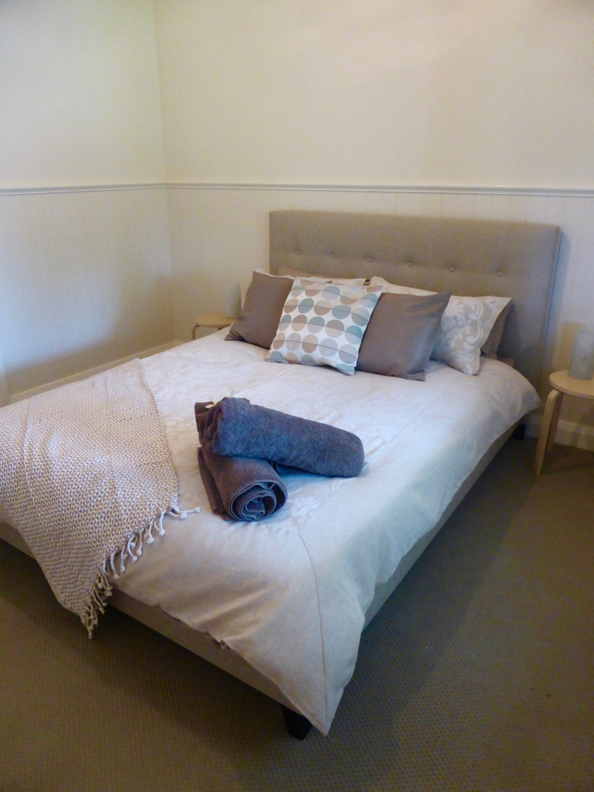 デッキへのフレンチドア付きクイーンベッドルーム2