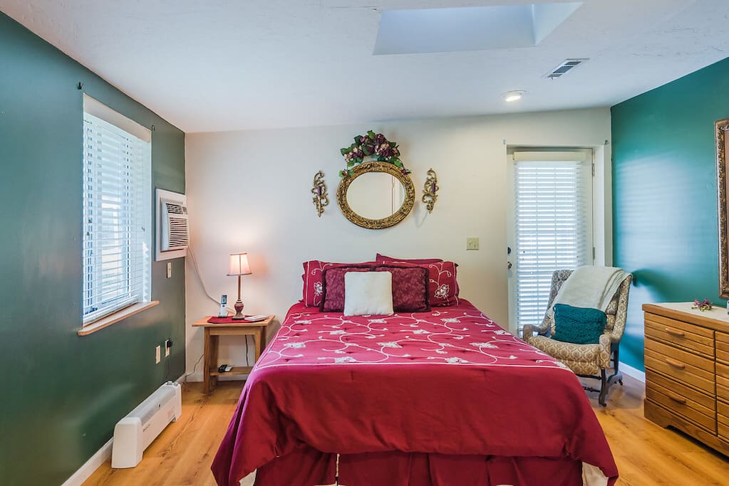 Air conditioner, door to Sunroom, electric Queen bed very comfortable.