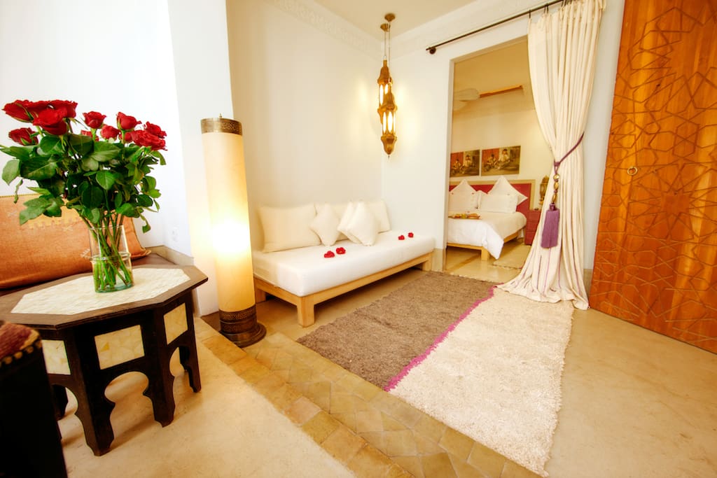 Habitación triple, al fondo la cama doble, separada con cortinas para privacidad de ambas habitaciones