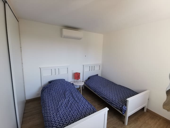 Chumba cha kulala 2 / Chambre 2