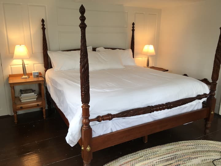 1号主卧室，面向房屋正面。