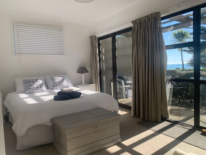 Chumba kikubwa cha kulala chenye chumba cha kulala cha kujitegemea 
nje cobbled seating & bustani uzio