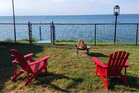 The Eagle's Bluff Lake House