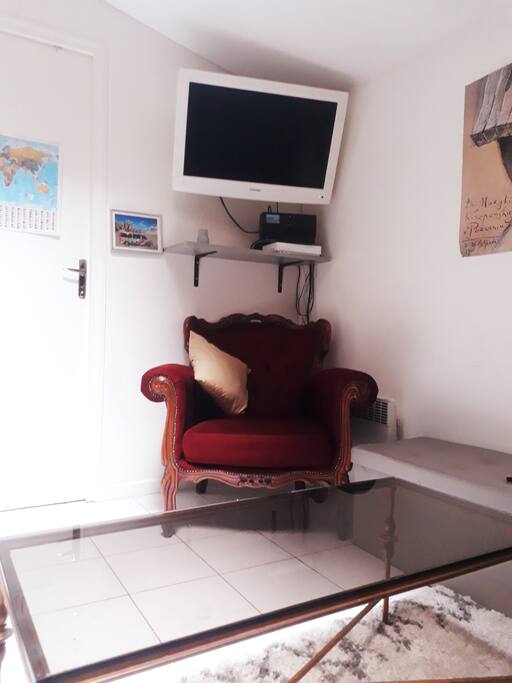 Le télévision est au mur. Connectée a une bbox a commande vocale.