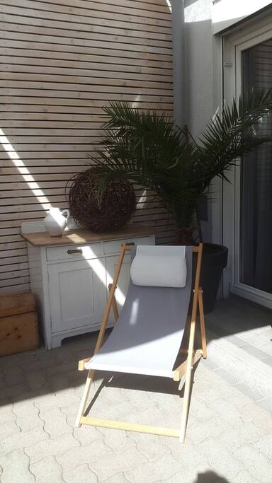 Überdachte Terrasse mit Zugang zum charmanten Stadtgarten
