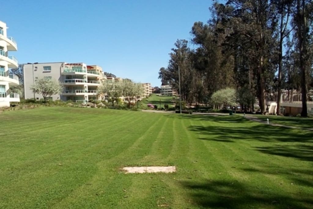 Parque interior con bosque y espacios de recreacion. Piscinas, quinchos, juegos infantiles, gimnasio.