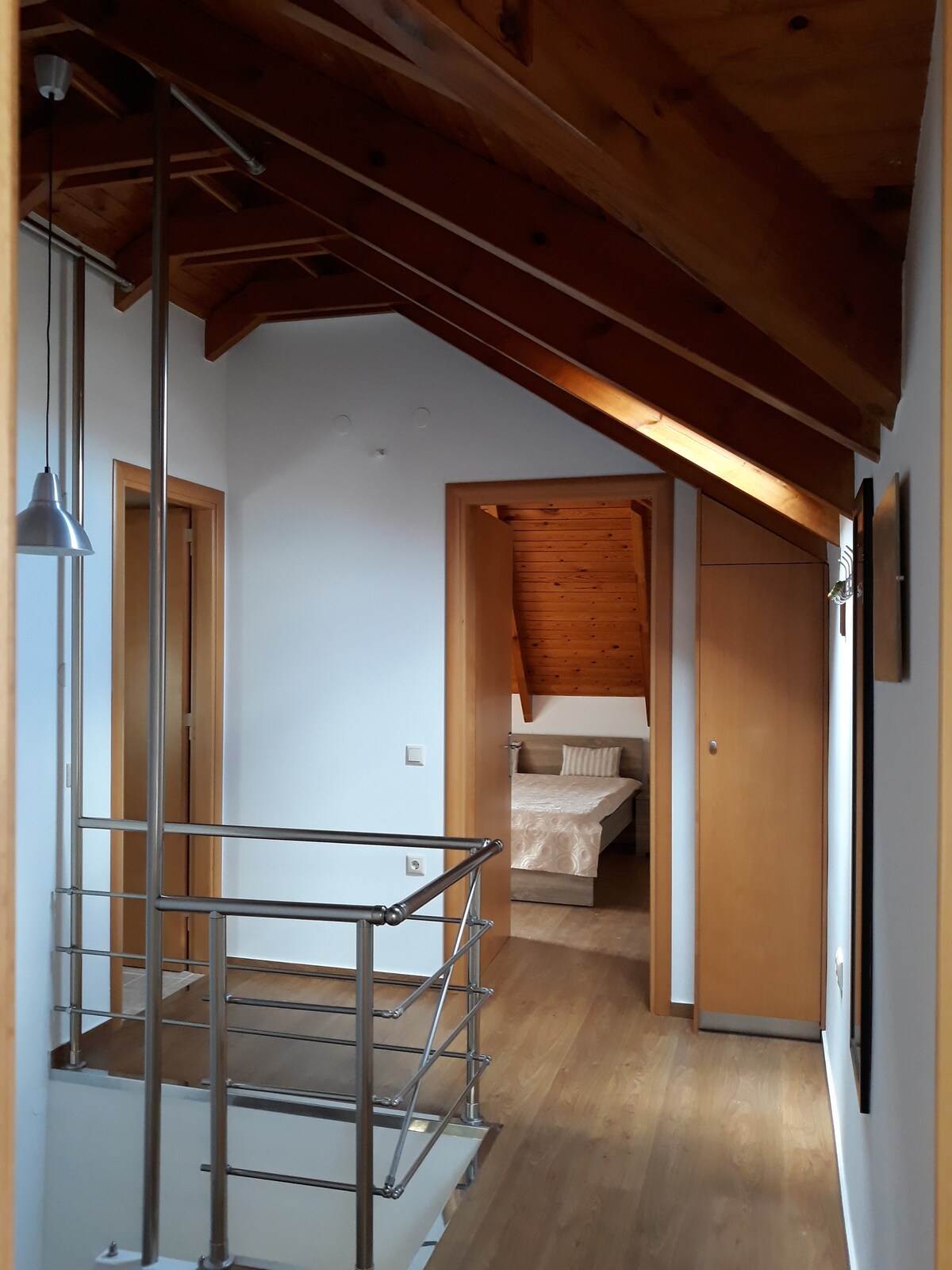 Горен кат. 
Лево - вратата од бањата, во близина - спалната соба е 1.