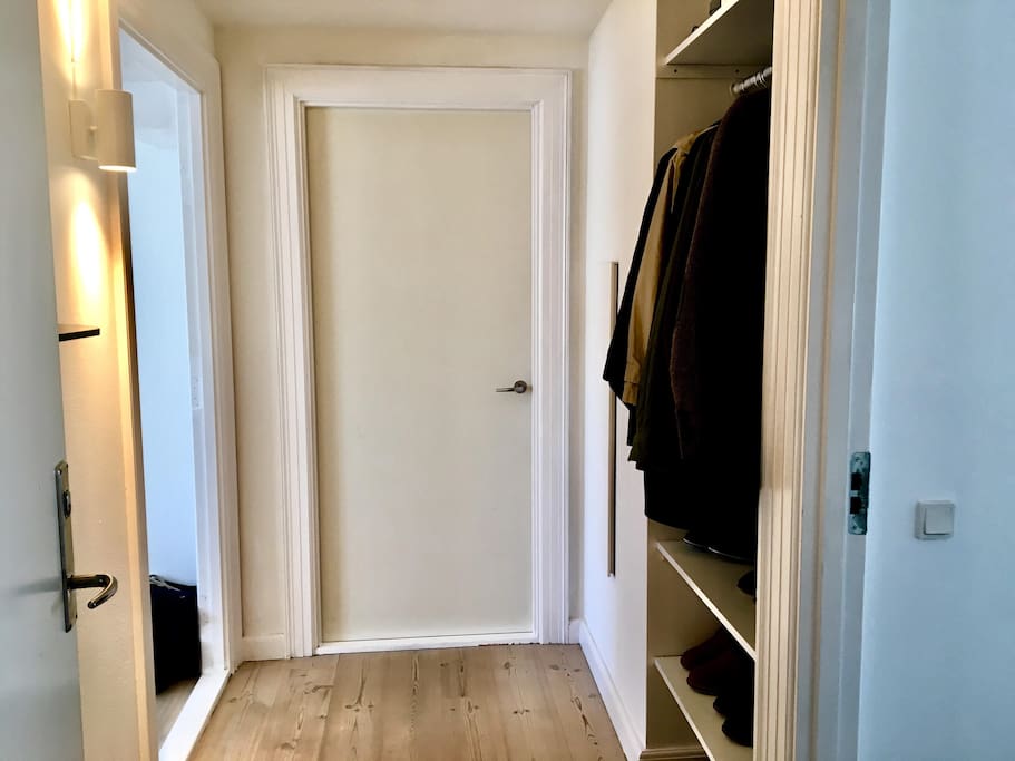 Entry of the apartment. Light, spacious and plenty of room for jackets and shoes. The hallway leads to the bathroom, bedroom and the living room/kitchen