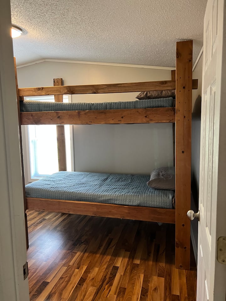 Habitación trasera con literas dobles individuales