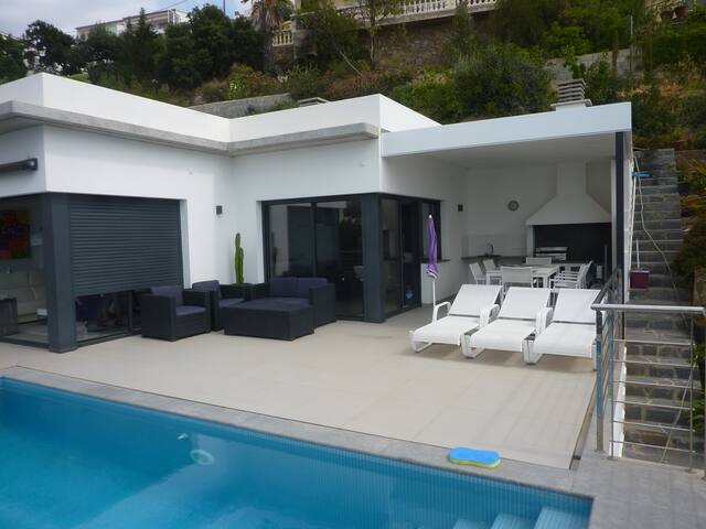 Villa standing, vue mer, ascenseur piscine privés gallery image 4