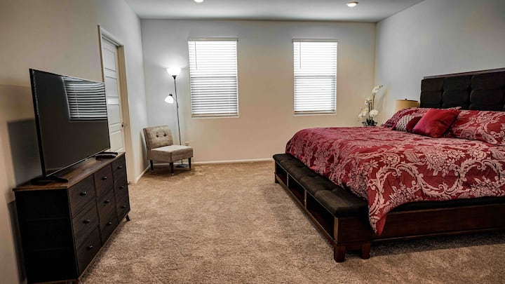 Grande chambre principale avec lit King Size et télévision connectée de 55 pouces.
