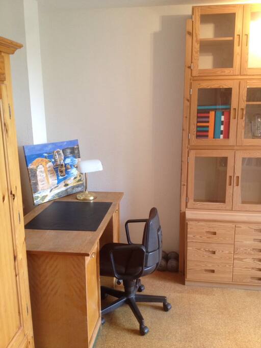Room on the first floor, facing the front door, with a desk, closet, jacket hanger, TV and double bed. Two weights in case you need to get in shape.