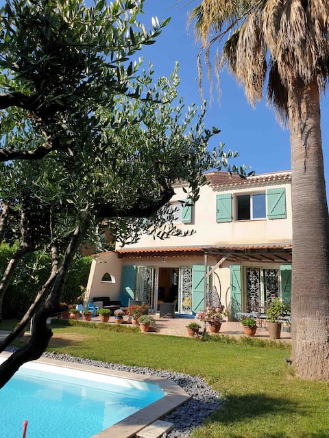 Villa near the port of Sanary and 80 m from the beach