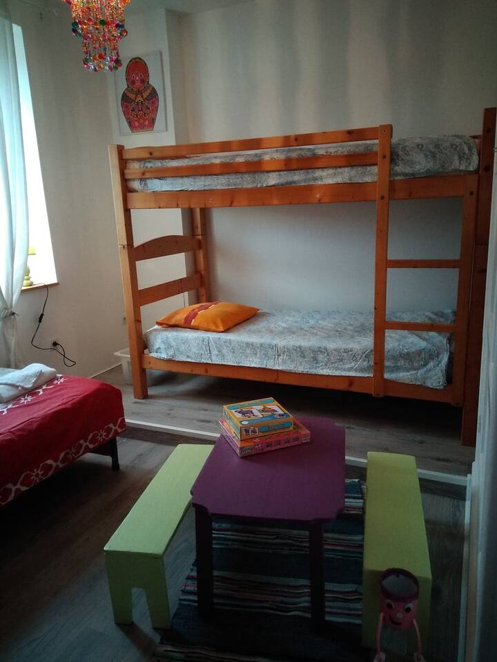 Ოთახის ორსართულიანი საწოლი და საწოლი ერთი ადამიანისთვის. შესაძლებელია ბანაკის საწოლის დამატება .
