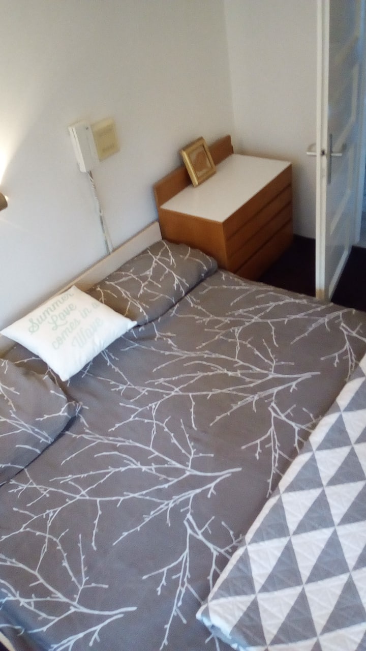 Დიდი საძინებელი ორადგილიანი საწოლით