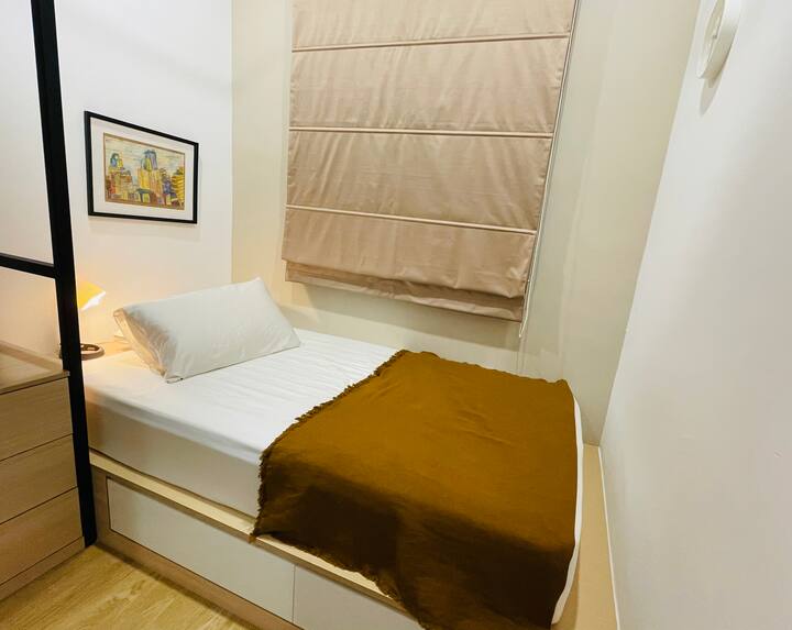 ห้องน้ำห้องที่ 2 พร้อมโครงเตียงทาทามิขนาดเตียงเดี่ยวสุดๆพร้อมพัดลมเพดานเท่านั้นไม่มีเครื่องปรับอากาศ