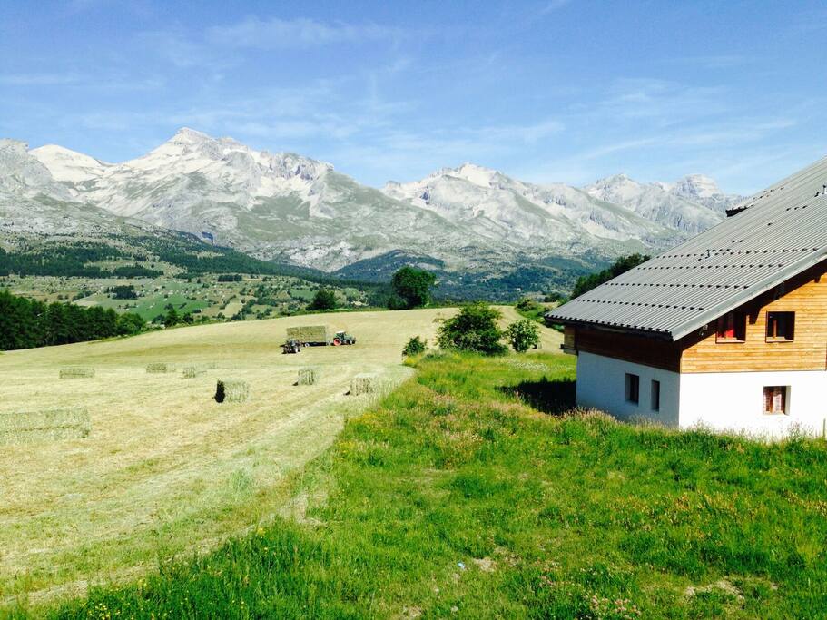 Le chalet. La baie vitrée de l'appartement donne sur ces montagnes. Un régal à toute heure de la journée.