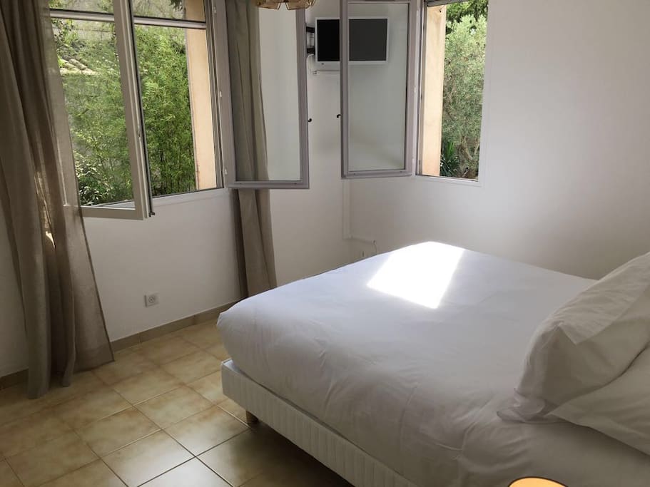 Une des trois chambres sur jardin chambre 1