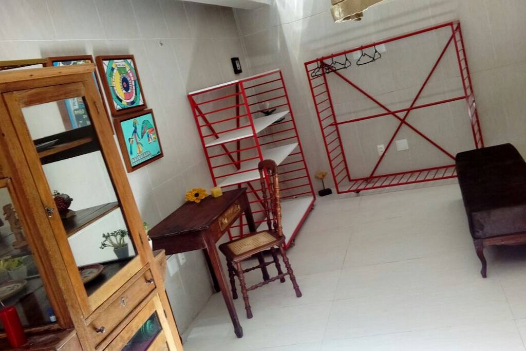 Escrivaninha e closet