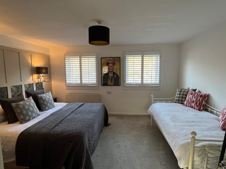 Ზედა სართულის საძინებელი ერთადგილიანი საწოლით