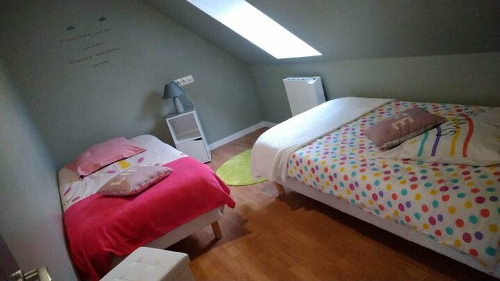 الطابق العلوي 3 غرف نوم مع 2 سرير واحد 