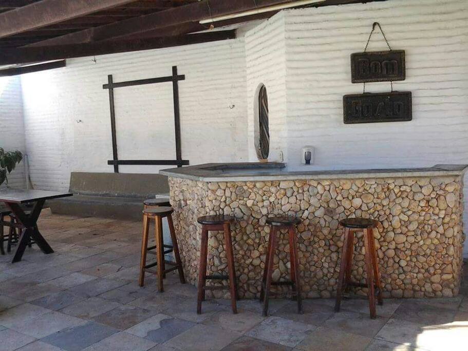 Deck da piscina com churrasqueira