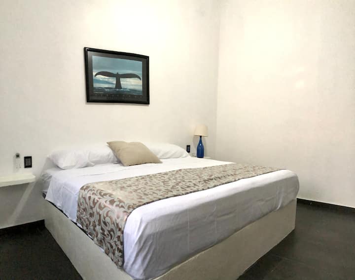 Whale 's Room so skriňou