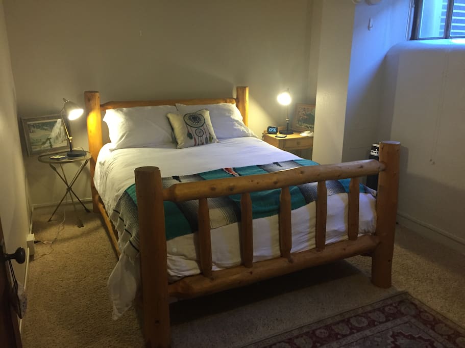 Super comfy luxury sheets and comforter on this queen.